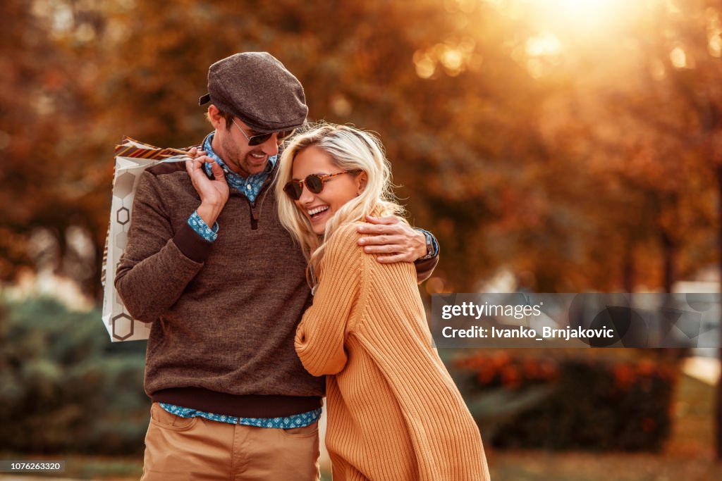 Joven pareja de enamorados caminando por la ciudad