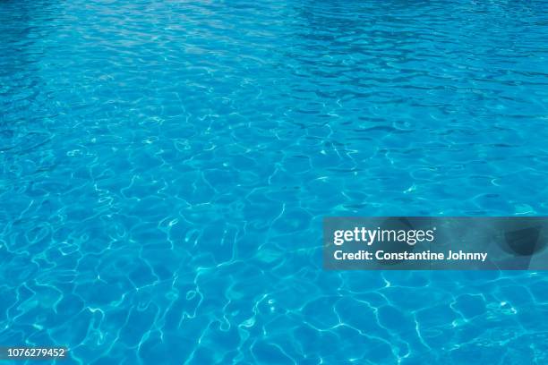 swimming pool surface with light reflection and water ripple patterns - reflection pool - fotografias e filmes do acervo