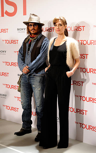 Actors Johnny Depp and Angelina Jolie attend 'The Tourist' pH๏τocall at the Villamagna H๏τel on December 16, 2010 in Madrid, Spain.