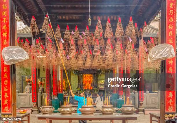 encens de bobines suspendus, ho chi minh, vietnam - buddhist new year photos et images de collection