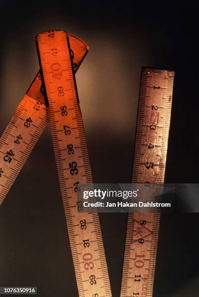 wooden yard stick - duimstok stockfoto's en -beelden