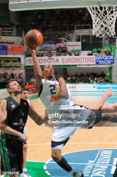 Tarence Kinsey, #22 of Fenerbahce Ulker Istanbul competes with Tomas Ress, #14 of Montepaschi Siena in action during the 2010-2011 Turkish Airlines...