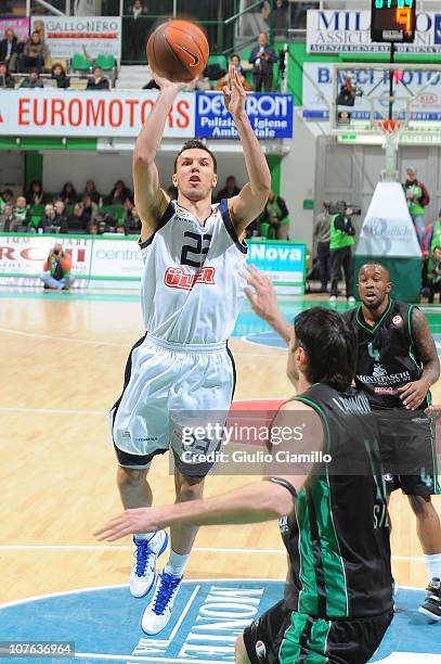 Can Maxim Mutaf, #23 of Fenerbahce Ulker Istanbul competes with Ksistof Lavrinovic, #12 of Montepaschi Siena in action during the 2010-2011 Turkish...