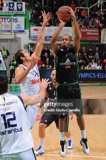 Nikos Hairston, #7 of Montepaschi Siena in action during the 2010-2011 Turkish Airlines Euroleague Regular Season Date 9 game between Montepaschi...