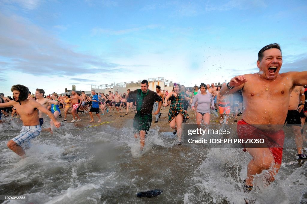 US-NEW-YEAR-SOCIETY-SWIM