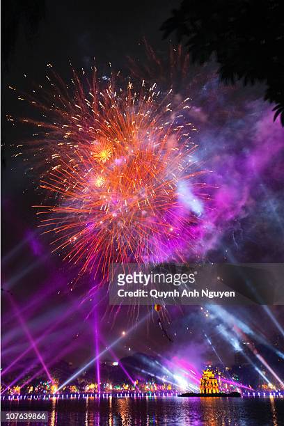 fireworks over hoan kiem lake - hanoi night stockfoto's en -beelden