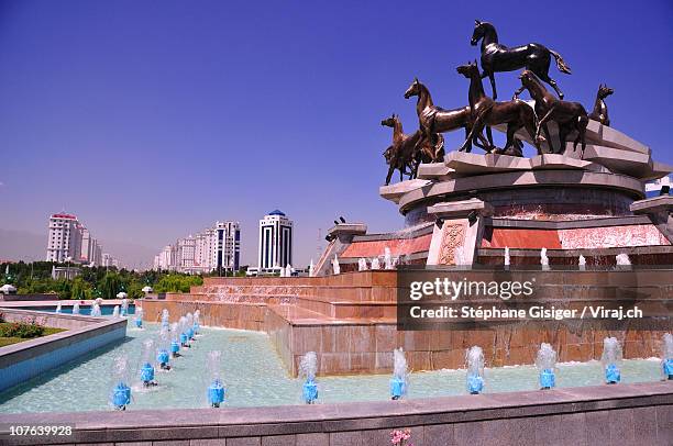 horse fountain, ashgabat - turkmenistan - fotografias e filmes do acervo