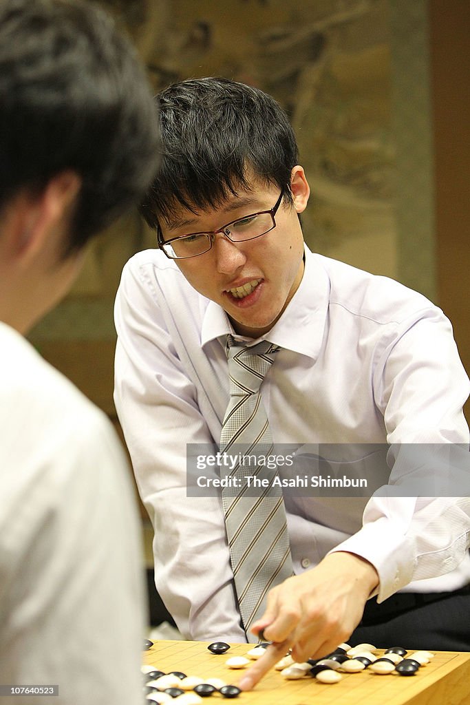 Go Player Yuta Iyama Defends "Meijin" Title