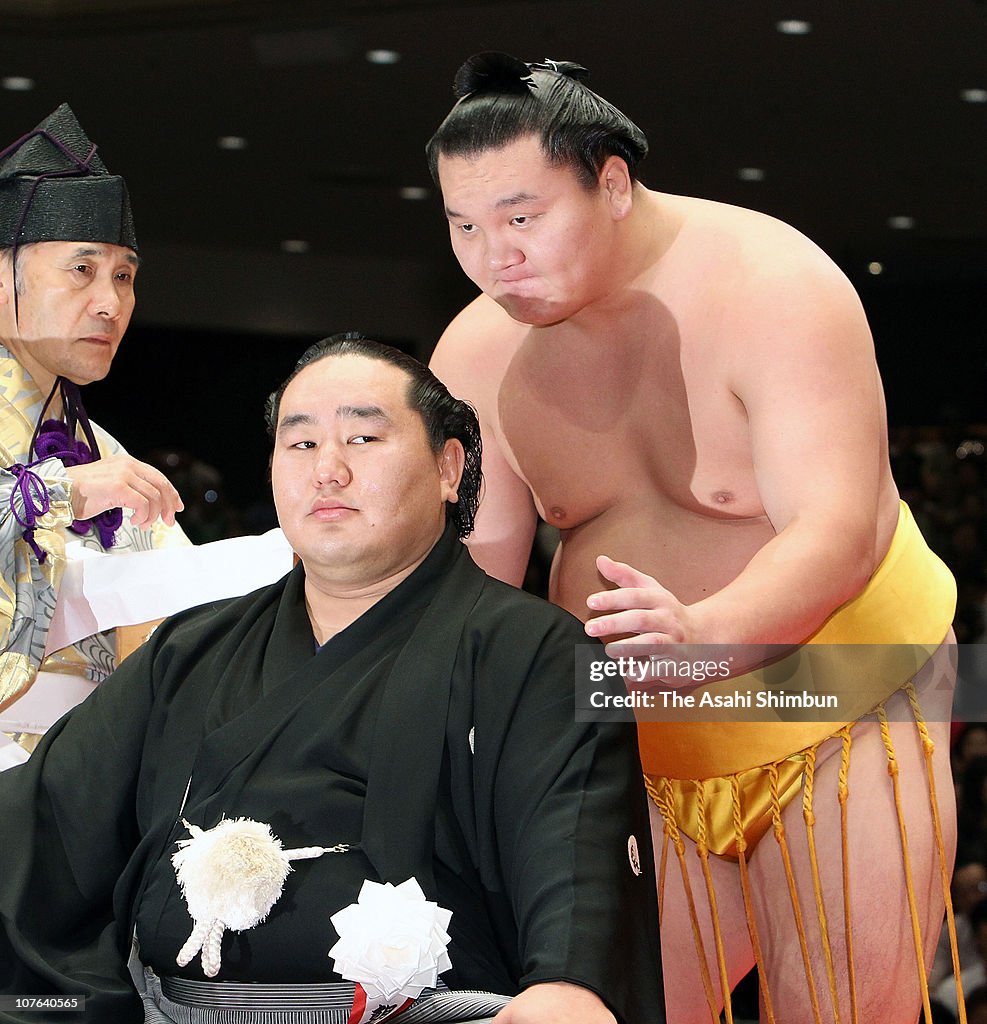 Sumo grand champion Hakuho cuts a part of the topknot of former... News ...