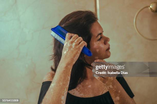 woman brushing her hair - woman brushing hair stockfoto's en -beelden