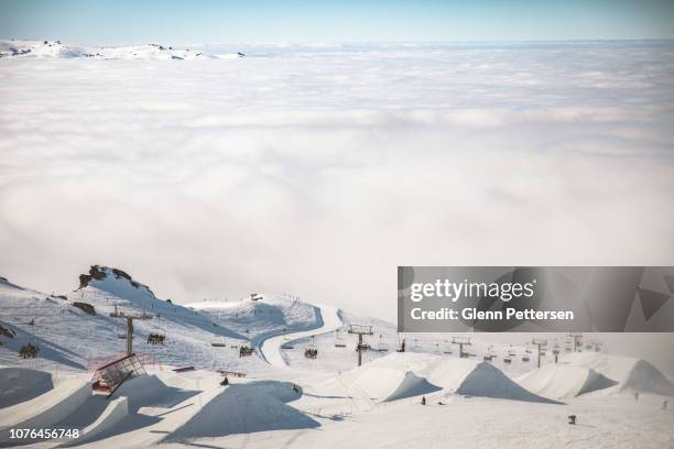 ニュージーランド カードローナ スキー場でフリー スタイルの公園の眺め。 - ski new zealand ストックフォトと画像