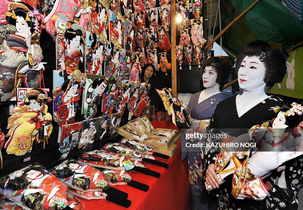 Japanese geisha girls clad in kimonos ad