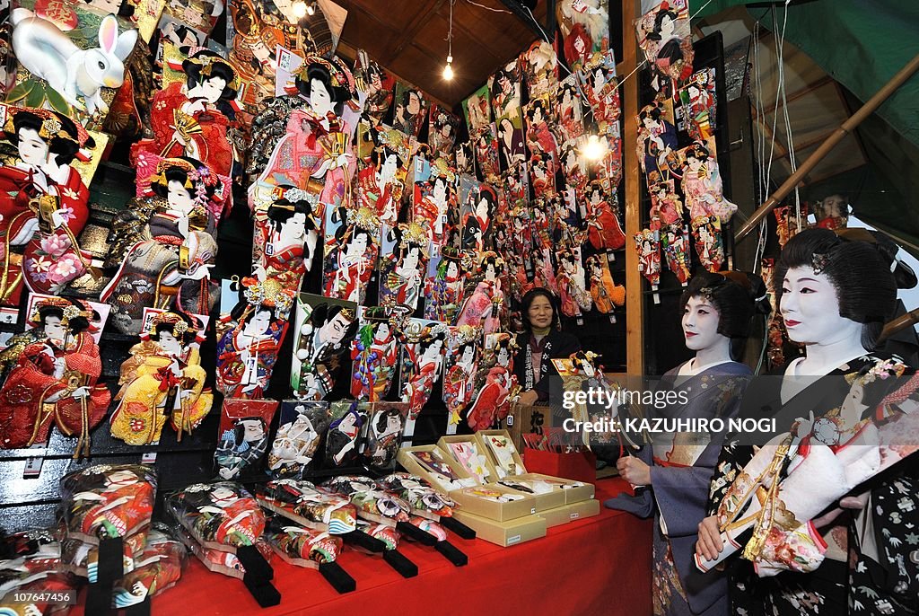Japanese geisha girls clad in kimonos ad