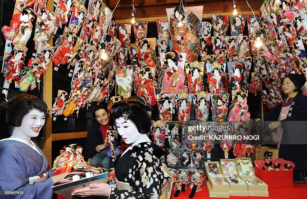 Japanese geisha girls clad in kimonos ad