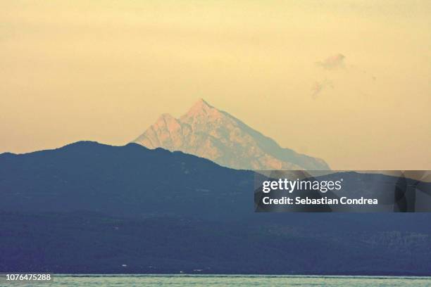 athos mountain view from the sea , halkidiki, greece, mt athos monastic republic, - provinz makedonien stock-fotos und bilder