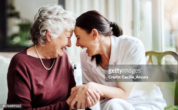 fai la differenza nella vita di qualcuno facendogli sorridere - older woman happy smile foto e immagini stock