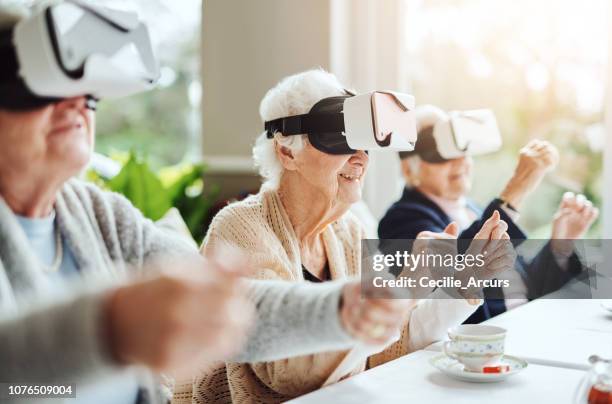 revolucionando qué jubilación significa con realidad virtual - age fotografías e imágenes de stock