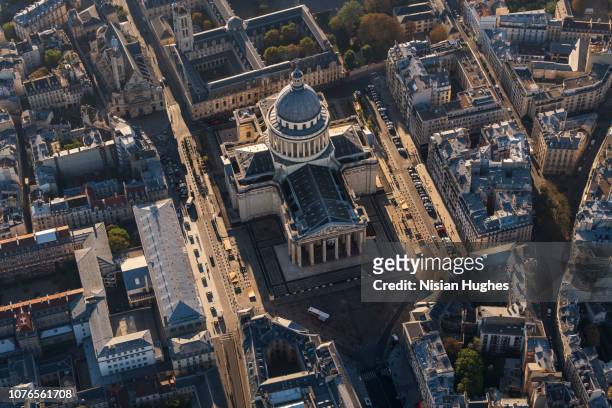 aerial flying over panthéon in paris france - panthéon photos et images de collection