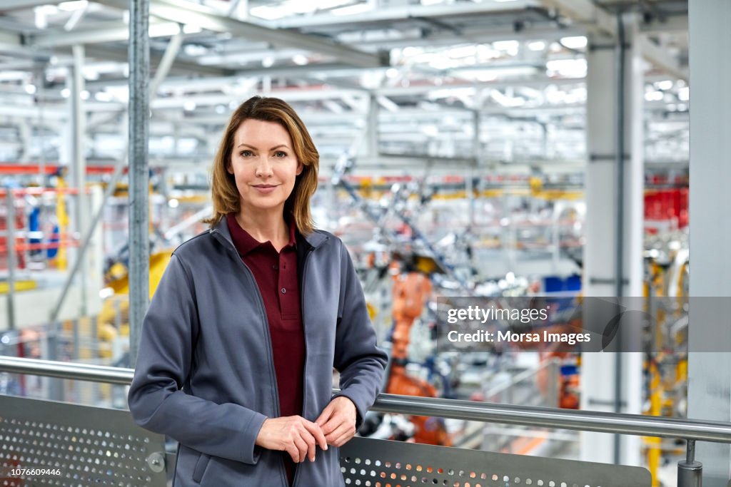 Ingenieurin stehend in der Automobilindustrie