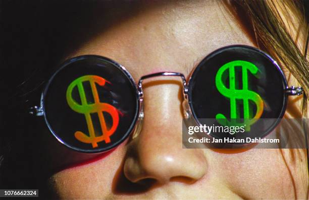 girl wearing dollaar sign sunglasses - capitalismo foto e immagini stock