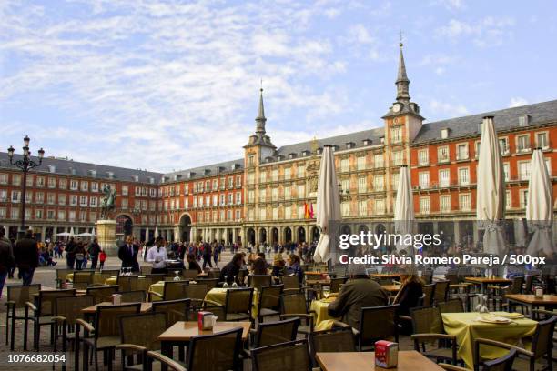 aperitivo en la plaza mayor - pareja mayor stock pictures, royalty-free photos & images