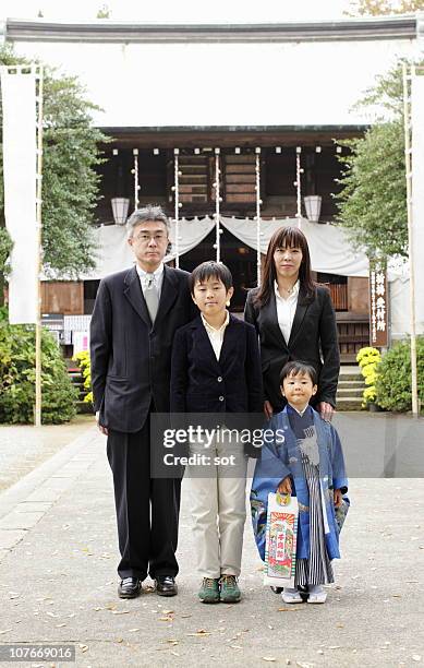 portrait of family in shinto shrine - shichi go san stock pictures, royalty-free photos & images