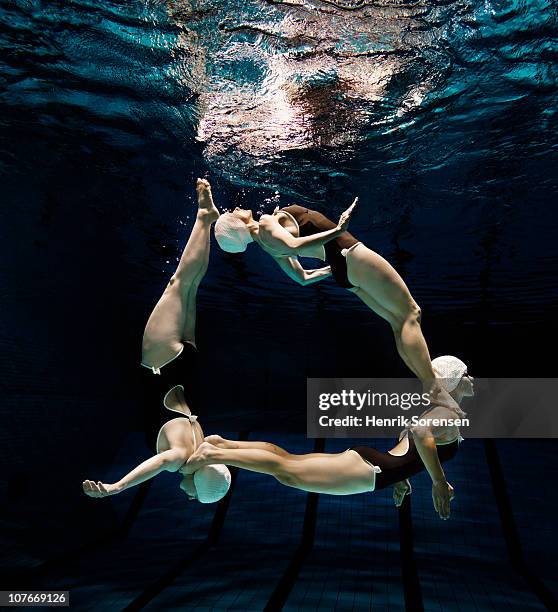 three synchronised swimmers in formation - synchronized swimming photos et images de collection