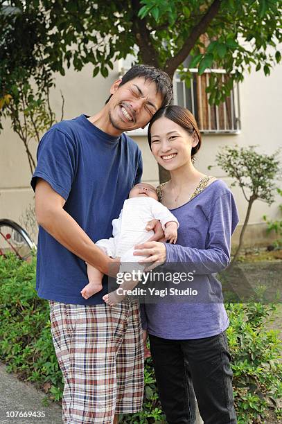 the portrait of the japanese family,smile - family smile photos et images de collection