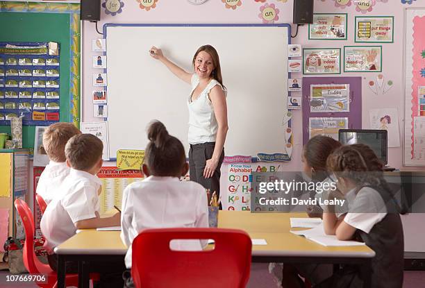 teaching in a classroom - parlare inglese foto e immagini stock