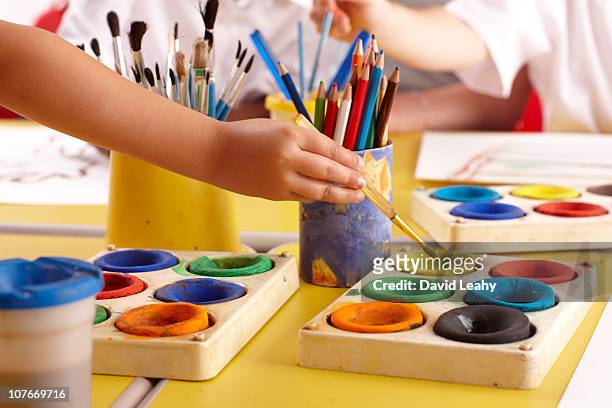 hands and paints in classroom - desenhar atividade - fotografias e filmes do acervo