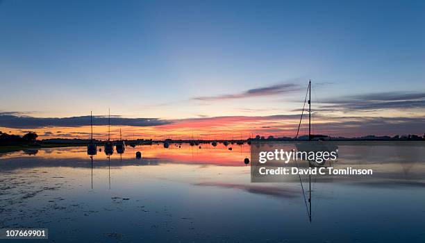 chichester harbour at dusk, bosham, england - west sussex stock-fotos und bilder