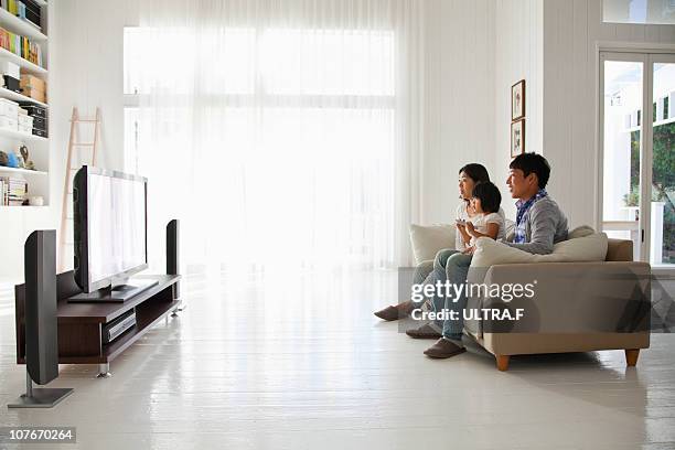 young family watching tv - tv room side imagens e fotografias de stock