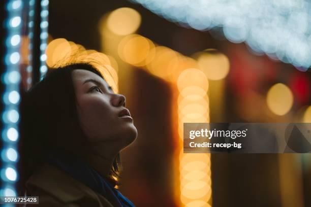 portret van de jonge vrouw nachts - smart cities stockfoto's en -beelden