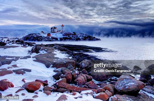faro de protuberancias pequeñas en el mar ártico humo - bruma ártica fotografías e imágenes de stock