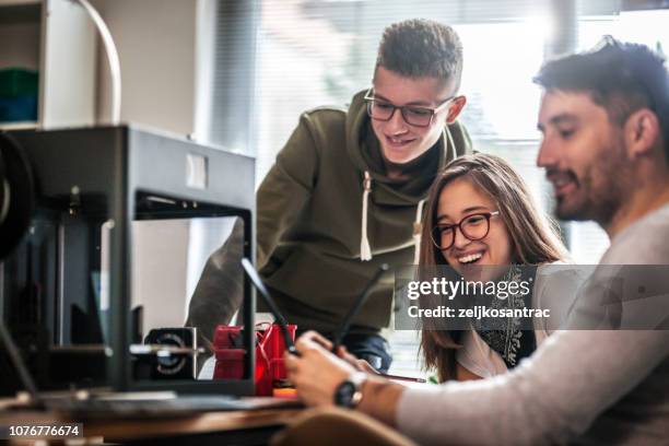 lehrer, die unterstützung von studierenden auf elektronischen kurs - rendering kinder stock-fotos und bilder