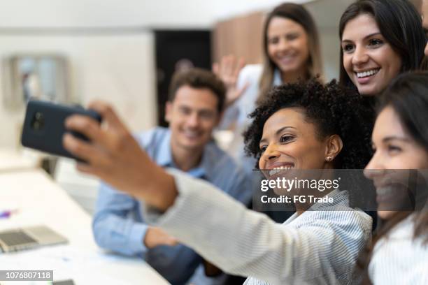 collega's een selfie te nemen op het werk - filmteam stockfoto's en -beelden