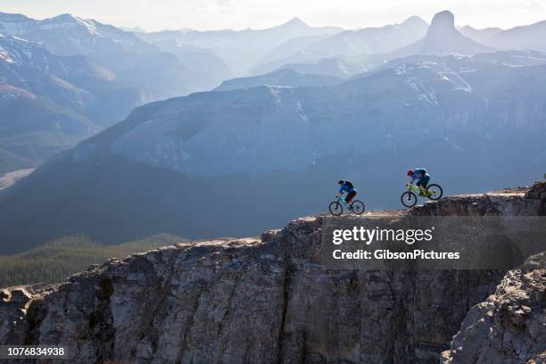 mountain-bike-kanada - canadian rocky mountains snow stock-fotos und bilder