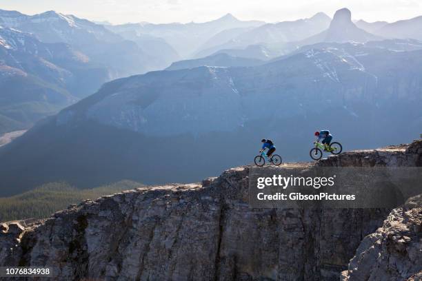 mountain bike canada - mountainbiken stockfoto's en -beelden