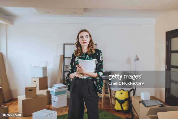 gorgeous real estate agent in a messy apartment - condominio imagens e fotografias de stock