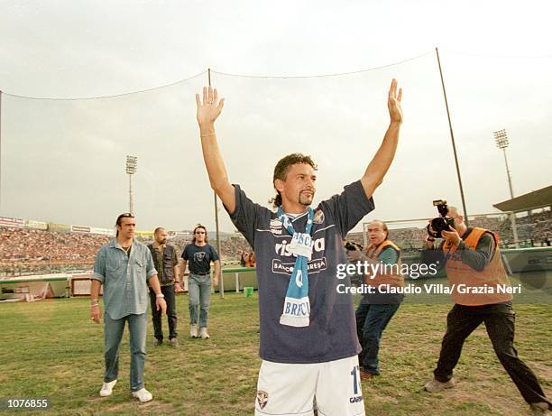 Roberto Baggio of Brescia waves to the crowd before the Coppa Italia match against Juventus played at the Estadio Rigamonti, in Brescia, Italy. The...