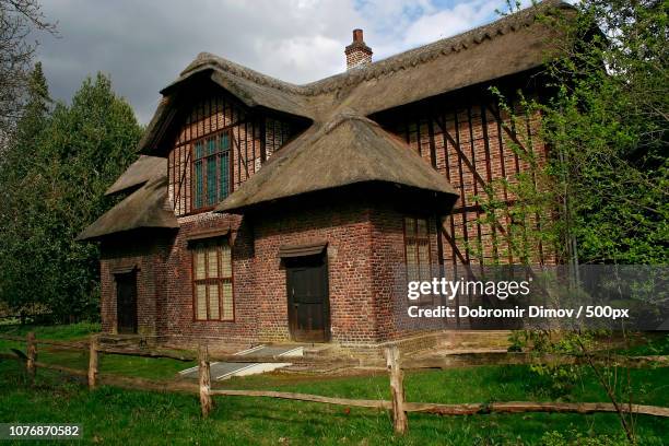 queen charlotte's cottage in kew gardens (london) - kew cottages stock pictures, royalty-free photos & images
