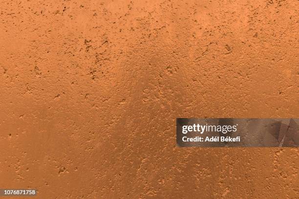 shiny bronze stone wall background - brons stockfoto's en -beelden