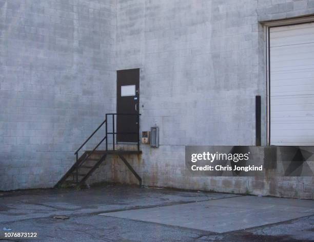 stairway, door, and shipping door on rear of shop - hintertür stock-fotos und bilder