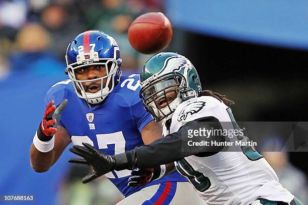Linebacker Ernie Sims of the Philadelphia Eagles breaks up a pass intended for running back Brandon Jacobs of the New York Giants during a game at...