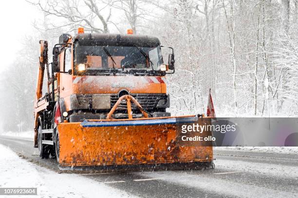 雪犁卡車-冬天路況, 大雪 - snowplow 個照片及圖片檔