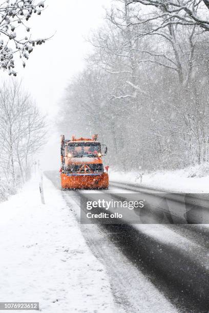 sneeuw ploegen vrachtwagen - de toestand van de wegen van de winter, zware sneeuwval - snowplow stockfoto's en -beelden