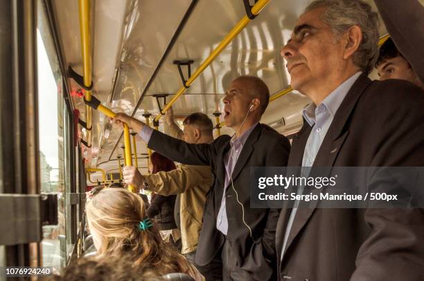 un hombre de opera, es un hombre feliz - hombre feliz stock-fotos und bilder