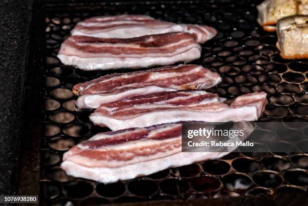 grilling slices of pork belly - tocino fotografías e imágenes de stock