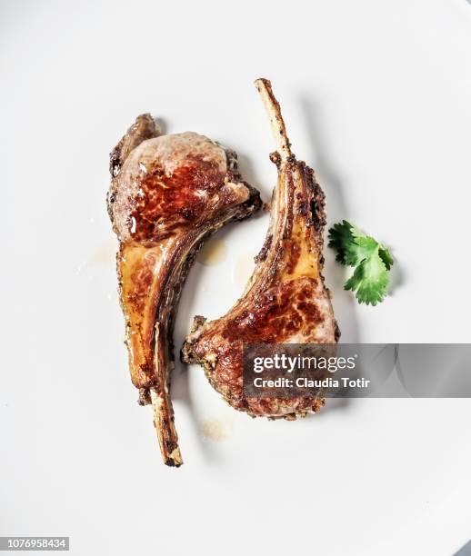 grilled lamb ribs - lamm fleisch stock-fotos und bilder