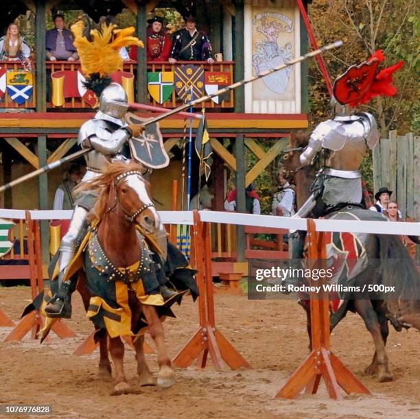 the jousters 3 - ritterturnier stock-fotos und bilder